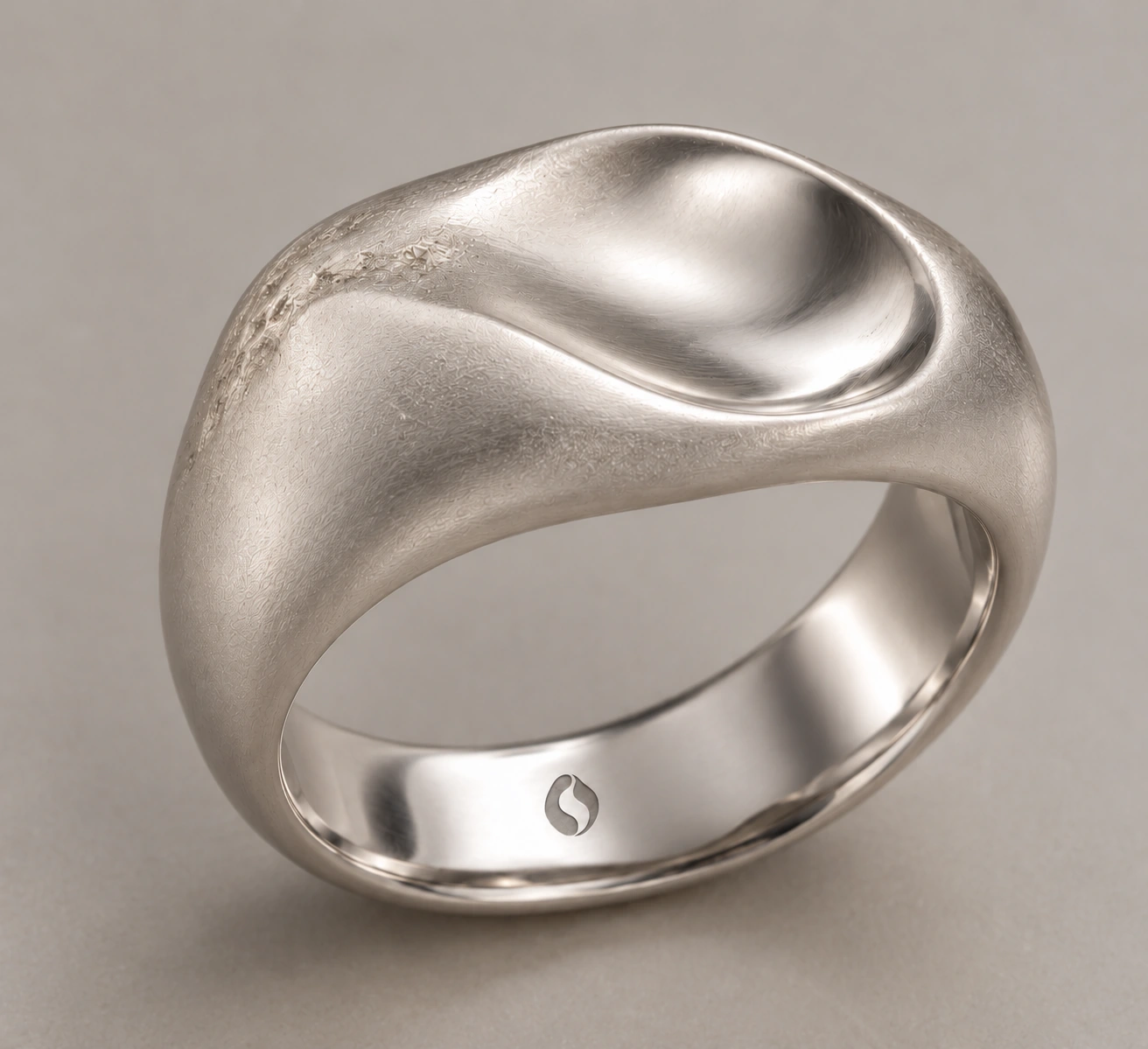 Concept de la bague Estran, arrondie · creux lumineux. Logo Ondralith gravé à l’intérieur.