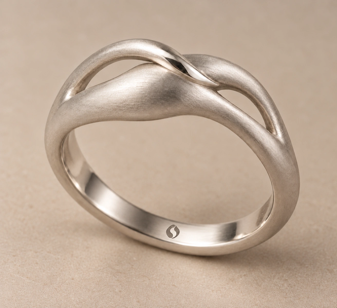 Concept de la bague Étreinte, ajourée · courbes entrelacées. Logo Ondralith gravé à l’intérieur.