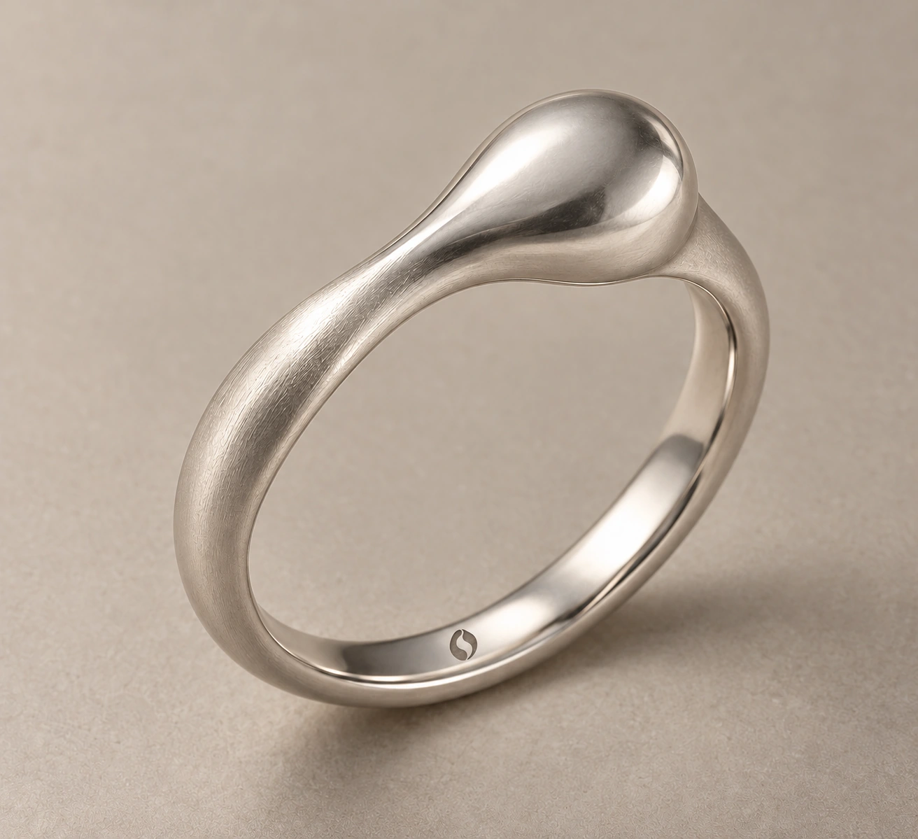 Concept de la bague Goutte, fine · volume en goutte. Logo Ondralith gravé à l’intérieur.